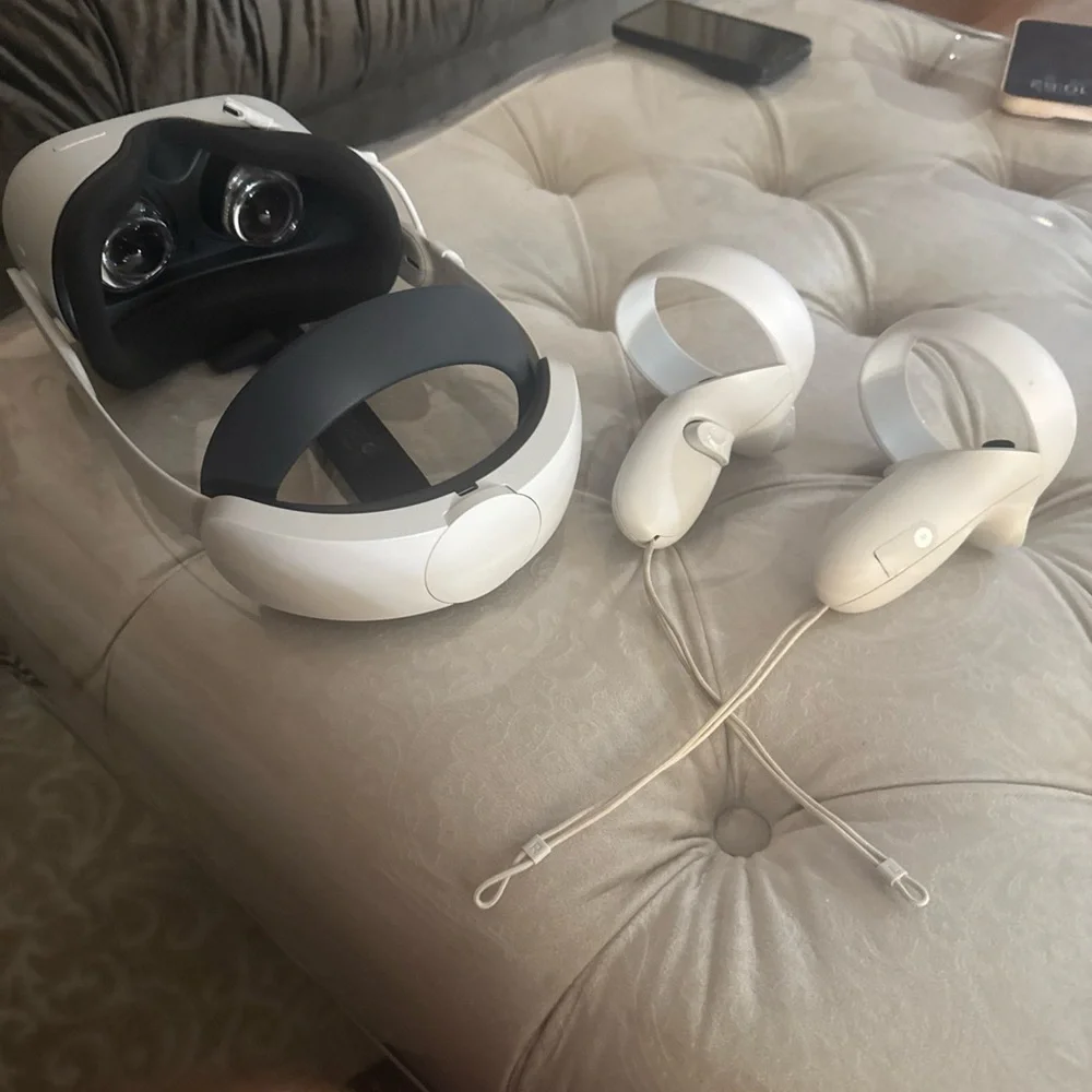 VR Headset in White and Black